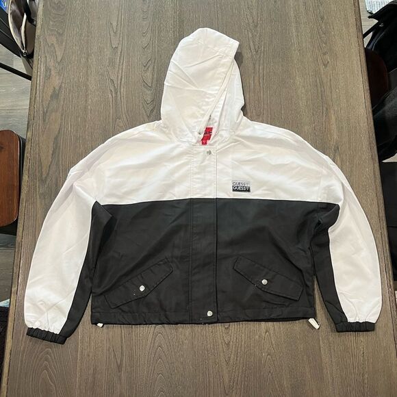 NWOT Guess Black White Colorblock Cropped Windbreaker Raincoat Size M - Picture 1 of 11